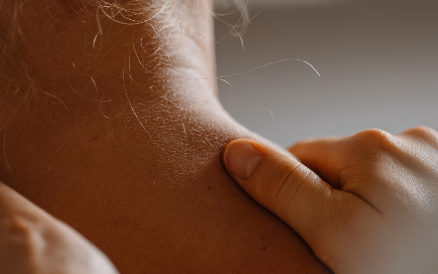 Daumen lösen eine Verspannung im Nacken