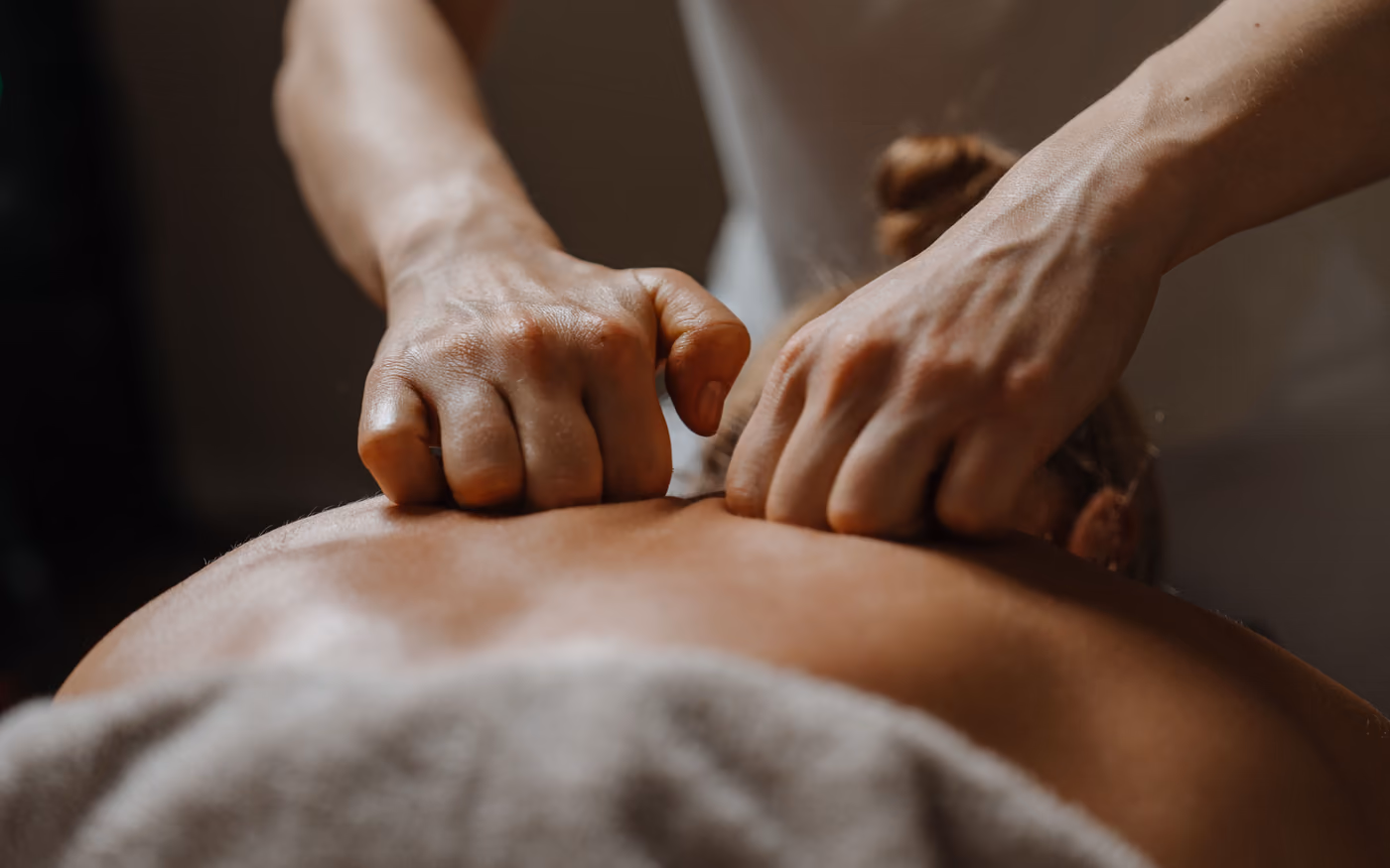 Knöchel arbeiten tief in den oberen Rücken